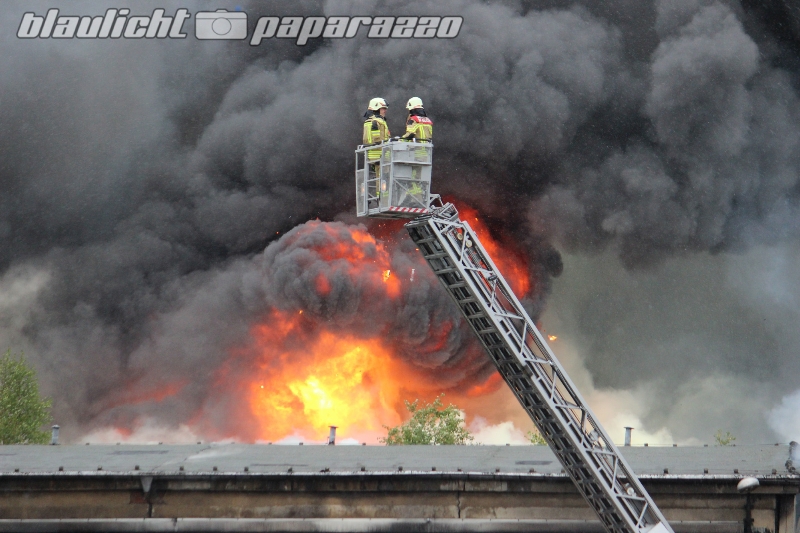 Droben: Großbrand in Recyclingbetrieb