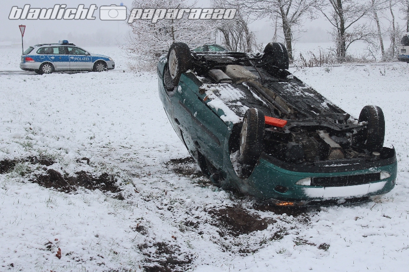 Auto überschlägt sich im Schnee