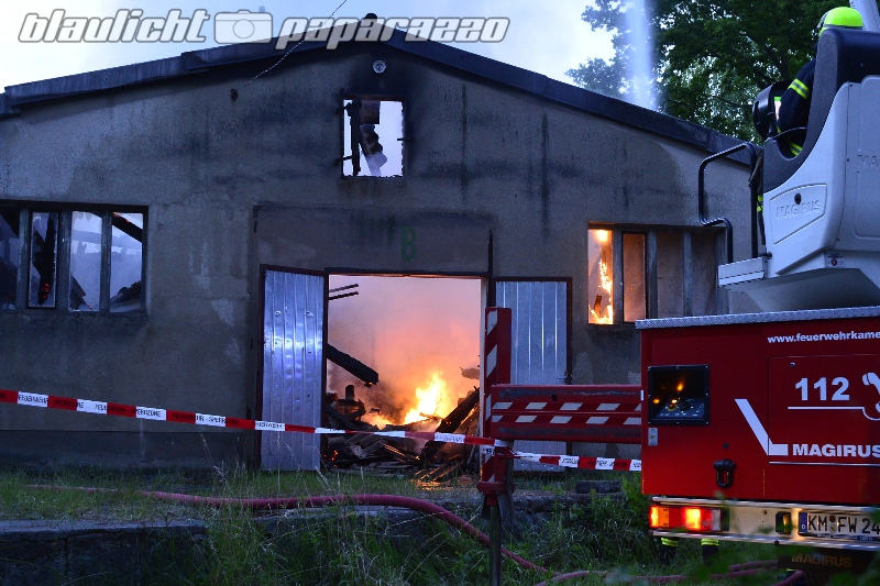 Kamenz: Alte Lagerhalle brennt komplett ab