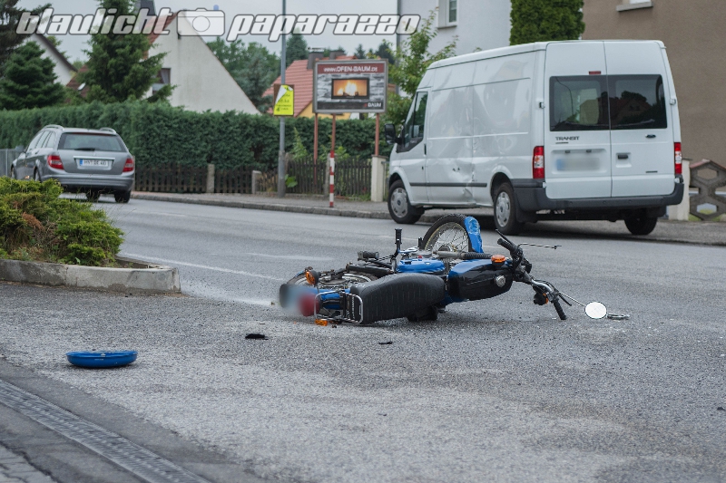 Pulsnitz: Moped kracht gegen Transporter