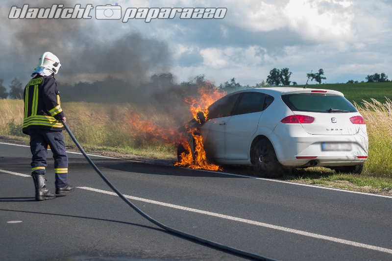 Seifersdorf: Auto gerät in Brand