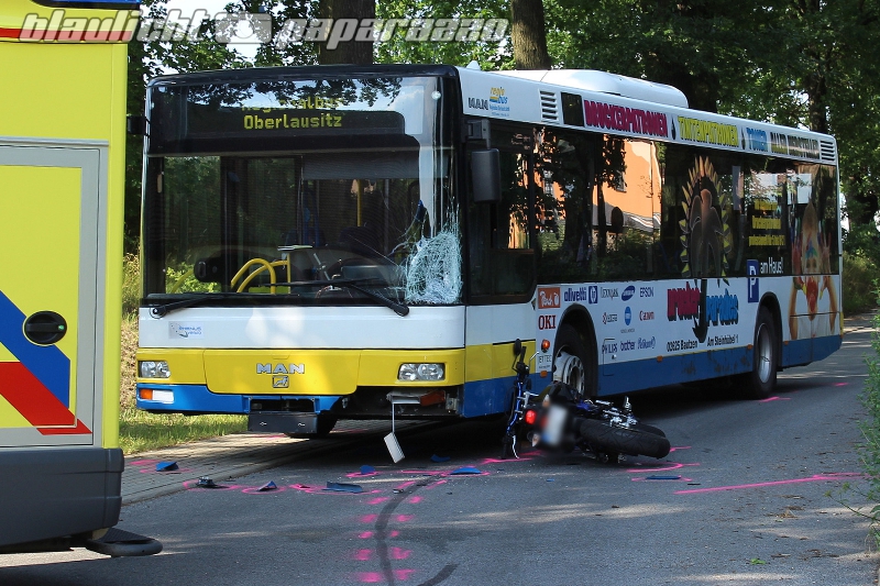 Motorrad kracht gegen bus