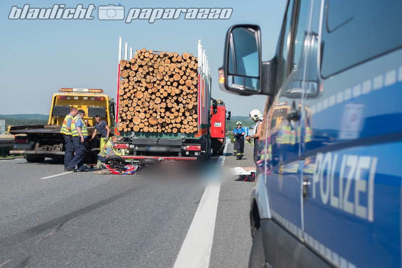 Motorrad kracht gegen Holzlaster