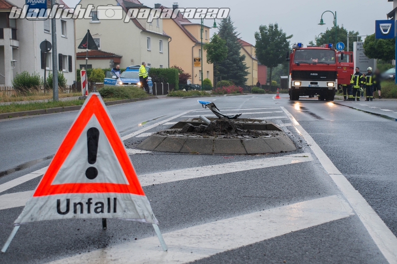 Auto überfährt Verkehrsinsel
