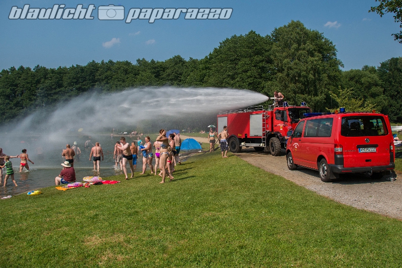 Feuerwehr sorgt für Erfrischung von oben