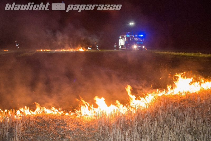 Abgeerntetes Feld brennt lichterloh