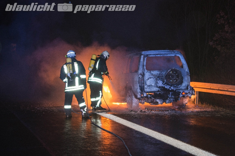Pferdetransporter geht auf A4 in Flammen auf