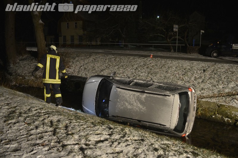 Auto landet nach Rutschpartie im Bach