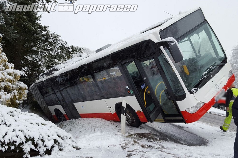 Bus rutscht in den Graben
