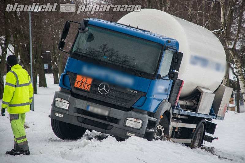 Gas-Laster rutscht von Straße und droht umzukippen