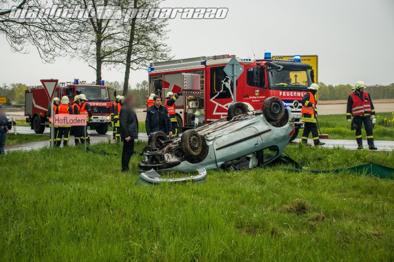 Pkw ueberschlagt sich auf der B96 bei Neschwitz