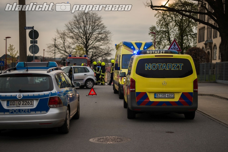 Pkw kracht gegen Betonmast in Grossroehrsdorf