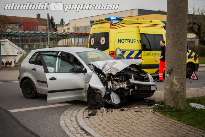 Pkw kracht gegen Betonmast in Grossroehrsdorf
